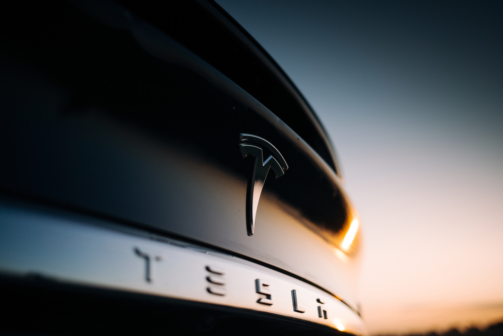 Read more about the article Tesla-Aktie: Unruhige Fahrt trotz ambitionierter Ziele